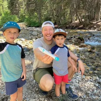 Client BiteRelieve – famille en plein air, soulagement de piqûres d'insectes